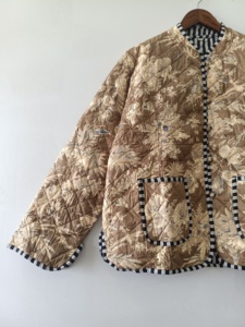 Veste en coton matelassée faite à la main : Manteau réversible bohème à motifs floraux - Product Image 3