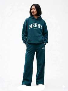 Ensemble de survêtement oversize vert foncé pour femme avec imprimé graphique HOUSTON, pantalon large et sweat à capuche, hiver, écoresponsable - Product Image 2
