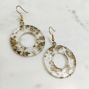 Pendientes de mariposa de resina dorada hechos a mano transparentes Joyería delicada, ligera y elegante para un aspecto atemporal" - Product Image 4