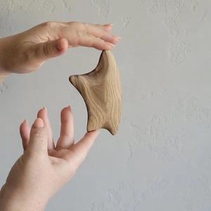 Masseur facial Gua Sha en bois rustique écologique avec artisanat en bois d'acacia massif pour la relaxation musculaire - Cadeau du Nouvel An - Product Image 4