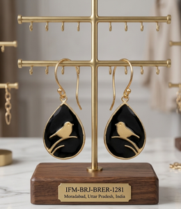 Pendientes artesanales de latón en forma de lágrima con siluetas de pájaros dorados sobre esmalte negro con revestimiento protector resistente al deslustre. - Product Image 2