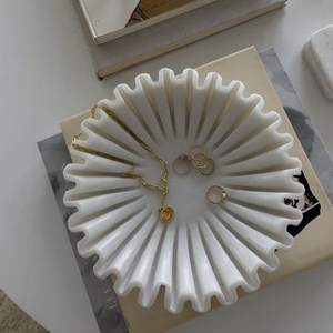 Urli moderne en marbre blanc, forme de fleur festonnée, fait main, pour mariage et réceptions - Product Image 5