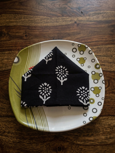 Servilleta de tela de algodón floral negra, impresa a mano, reutilizable, para la mesa del comedor en casa. - Product Image 2