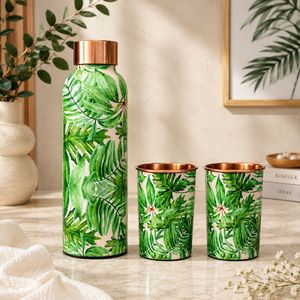 Bouteille d'eau en cuivre à motif de feuilles tropicales classique avec 2 verres, garniture bohème en métal réutilisable pour la maison et le bureau - Product Image 1