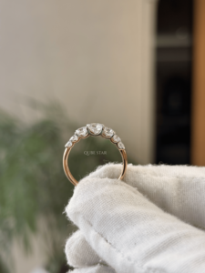 Bague Moderne Ronde à Sept Pierres en Diamant de Laboratoire Gradué 1,20 Carat VVS VS EF en Or Massif, Collection de Bijoux Fins pour Mariage - Product Image 3