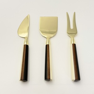 Ensemble de couteaux à fromage de luxe en acier inoxydable doré avec manche en résine au design marbré unique, outils de découpe de fromage plaqués or - Product Image 1
