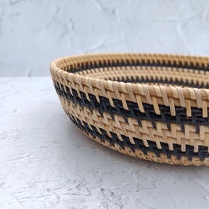 Panier de rangement en rotin naturel tressé noir bicolore en forme d'animal, écologique, fait main, design moderne multifonctionnel D98xH2.8 pouces - Product Image 5