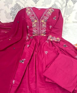 Kurta / Kurti traditionnel en coton pour femmes avec dupatta verte brodée, séchage rapide, protection solaire pour les occasions festives - SHAGUN 85246 - Product Image 3