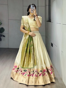 Presentando la riqueza del patrimonio de Paithani, este exquisito lehenga de seda Paithani presenta motivos coloridos y vibrantes tejidos. - Product Image 6