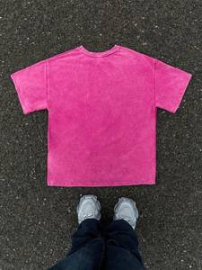 เสื้อยืดโอเวอร์ไซส์สีชมพูสดแบบย้อมสีเอซิด สำหรับผู้หญิงและผู้ชาย น้ำหนัก 300 กรัม ผ้าฝ้าย 100% คอกลม พิมพ์ลาย DTG เสื้อผ้าสตรีทแวร์พรีเมียม สกรีนโลโก้ตามสั่ง - Product Image 2