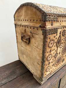 Cofre de Madera Antiguo con Tapa de Cúpula y Tachuelas, Caja de Almacenamiento Vintage para Mantas, Mueble Rústico para Sala de Estar, Dormitorio, Decoración del Hogar - Product Image 4