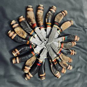 LOT de 20 couteaux de chasse d'extérieur en acier Damas, faits main, personnalisés OEM, haute durabilité 58HRC, tranchants comme des rasoirs, avec étui en cuir et poignée en corne de bélier - Product Image 2