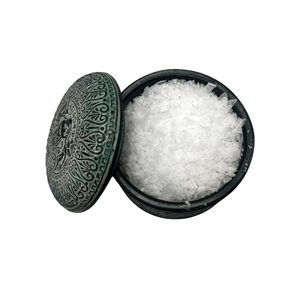 Cristales de sal marina natural gruesa de grado alimenticio, condimento culinario en contenedor decorativo con tapa para uso en la cocina. - Product Image 3