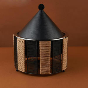 Réchaud de buffet en rotin tressé artisanal avec couvercle conique noir en forme de tagine, plat de service rond en acier inoxydable pour restaurants du Golfe - Product Image 1