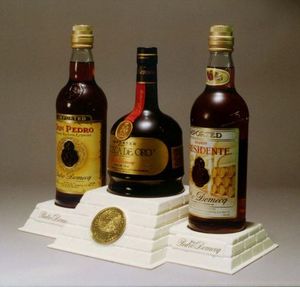 2025 vente en gros personnalisé nouveauté acrylique vin présentoir armoires à liqueur bouteille acrylique éclairé par LED pour Bar Pub étagères - Product Image 1