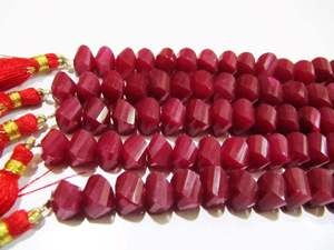 Cuentas de rubí natural en forma de briolette retorcidas, tamaño de 9 a 10 mm, se venden por hebra, longitud de 10 pulgadas. - Product Image 3