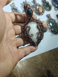 Pendentif artisanal en fil de cuivre enroulé autour d'une pierre précieuse blanche avec lapis-lazuli, collier bohème tribal, bijoux artisanaux, bijoux en pierre naturelle - Product Image 1