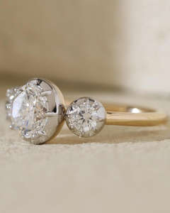 Bague de fiançailles et de mariage classique en or blanc massif sur mesure pour femme, sertie de diamants de laboratoire à monture clos et griffes - Product Image 2