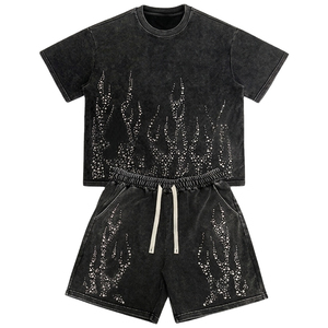 Conjunto de camiseta y pantalones cortos para hombre, con pedrería y estampado de llamas, estilo oversize, negro, streetwear, conjunto de dos piezas a juego, informal, de verano, de corte relajado - Product Image 1