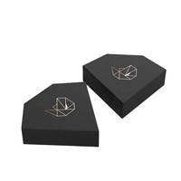 Boîte cadeau rigide haut de gamme pour bijoux avec couvercle et logo personnalisé |   Boîte en papier noir de qualité supérieure avec gaufrage et éponge pour emballage de bijoux et de mariage