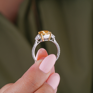 Bague de fiançailles en moissanite jaune fantaisie taille coussin avec pierres latérales en forme de cœur et rondes pour femme, certifiée IGI - Product Image 1