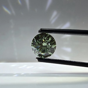 Diamante Cultivado en Laboratorio, Corte Brillante Redondo, Color Verde Intenso Fantasía, 2.3CT, VS2, Certificado IGI, Piedra Suelta - Product Image 1