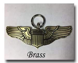 Construcción metálica de calidad premium. Diseño detallado de escudo con alas. Ideal para llaves, bolsos o regalos. - Product Image 2