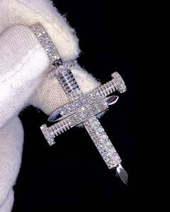 Élégant pendentif croix épée en moissanite, finition plaqué or jaune, avec design de collier en diamant - Product Image 2