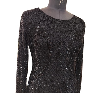 Robe de soirée sirène noire élégante et luxueuse à manches longues, ornée de sequins et de perles, col en V, longueur ras du sol, faite à la main - Product Image 2