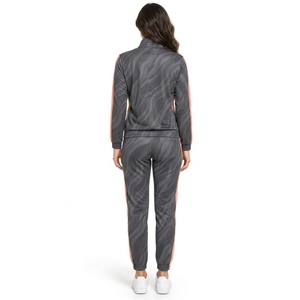 Conjunto deportivo de poliéster transpirable, diseño ligero, cómodo y personalizado para mujer, con chaqueta con cremallera y pantalones. - Product Image 2