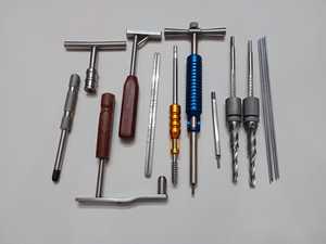 STKR INTERNATIONAL Juego de Instrumentos Quirúrgicos Ortopédicos Manuales DHS DCS Herramientas Clase I Mango Metálico Regla de Medición Brocas CE - Product Image 1