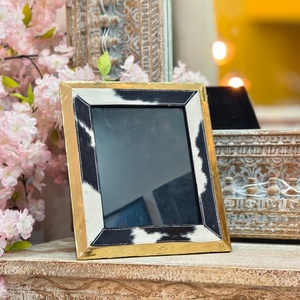 Cadre de miroir décoratif en cuir de vachette noir et blanc avec bordure dorée, accent décoratif pour la maison, motif cuir de vachette noir et blanc - Product Image 1