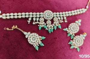 ชุดสร้อยคอคุณภาพพรีเมียมแบบ Kundan พร้อมต่างหูและเครื่องประดับศีรษะแบบ Maang Tikka ชุบทอง สำหรับเจ้าสาว เครื่องประดับงานแต่งงานแบบอินเดียดั้งเดิมประดับมุก - Product Image 2