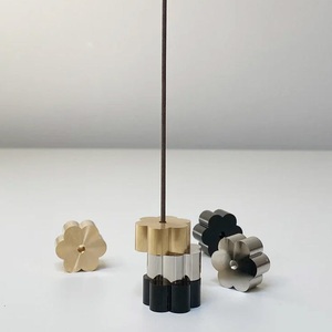 Porte-encens floral en métal, support décoratif pour bâtonnets d'encens, cendrier, brûleur d'encens floral, support de table en laiton doré et noir - Product Image 1