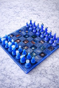 Jeu d'échecs moderne en résine écologique fait main, pièces de luxe, plateau de jeu personnalisable, artisanat en résine - Product Image 6