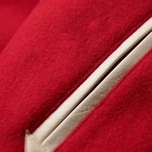 เสื้อแจ็คเก็ตวาร์ซิตี้สีแดงและครีม แขนเสื้อตัดสี พร้อมโลโก้แบบกำหนดเอง - Product Image 5