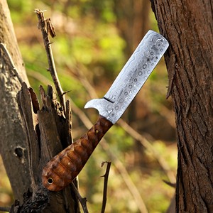 มีดคาวบอยเหล็กดามัสกัสตีขึ้นรูปด้วยมือ ด้ามไม้พะยูง พร้อมปลอกหนัง  แบบฟูลแทง ใบมีดคงที่ รับผลิตตามสั่ง (OEM) สำหรับพกพาประจำวัน (EDC) - Product Image 3