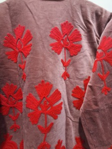 เสื้อแจ็คเก็ตปักลายสีแดงร้อนแรง สไตล์วินเทจ ผ้ากำมะหยี่ปักลาย สำหรับผู้หญิง เสื้อแจ็คเก็ตงานฝีมือลายดอกไม้ - Product Image 4