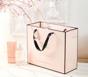 Sac en papier cosmétique imprimé sur mesure, sac cadeau de luxe avec poignées en ruban, fabriqué au Vietnam - Product Image 1