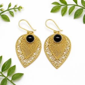 Boucles d'oreilles en onyx noir naturel et laiton |   Boucles d'oreilles pendantes en pierres précieuses faites à la main |   Bijoux en laiton en gros - Product Image 1