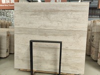 Pierre de marbre en travertin gris argenté naturel sablé avec des veines bleues Dalle de travertin bleu clair pour mur extérieur