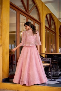 Nueva Colección de Bodas Contemporáneas: Lehenga Indio-Pakistaní Allnen Crush, Lehenga Lisa Cosida con Blusa y Conjunto Koti Bordado - Product Image 6