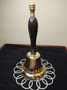 Campana de mano de latón de calidad con mango de madera para llamadas de recepción, rituales domésticos y sonido nítido. Campanas de mano de latón de marca. - Product Image 6