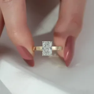 Anillo de compromiso/boda vintage de oro amarillo de 14k con diamante radiante cultivado en laboratorio IGI, unisex, con engaste de puntas de oro blanco fino, para aniversario - Product Image 1