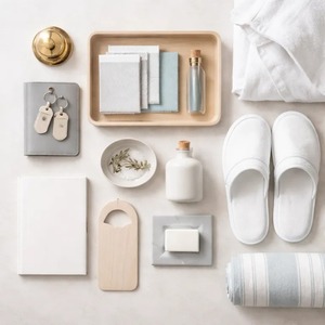 Ensemble d'articles de toilette pour hôtel en gros avec essentiels de soins personnels : brosse à dents, shampoing, savon, pantoufles pour l'hôtellerie - Product Image 3