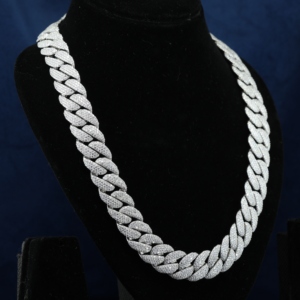 สร้อยคอเงินแท้ 925 ทรงโค้ง หนัก ประดับเพชรโมอิสซาไนต์ VVS แบบฝังด้วยมือ ขนาด 18 มม. แบบ Iced Out Cuban Link - Product Image 1