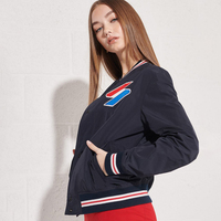 Blouson universitaire respirant pour femme, style urbain, avec broderies et patchs, contraste de couleurs, épaules tombantes, coupe oversize courte, rembourré en coton