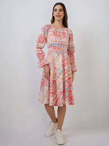 Vestido acampanado con estampado abstracto naranja, cuello redondo, manga larga acampanada, largo midi con dobladillo acampanado, tela crepé, para mujer. - Product Image 3