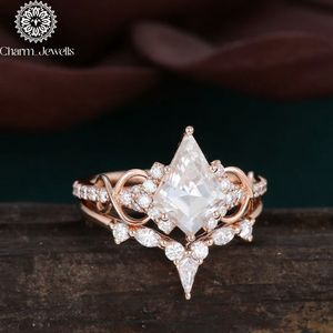Bague de fiançailles en or rose avec moissanite taille coussin, sertie à griffes, design géométrique, style romantique pour femme, certifiée IGI - Charm_Jewells - Product Image 4