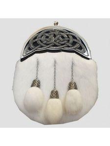 Dress Sealskin Sporran, un accesorio tradicional escocés hecho con piel de foca gris y un cantle de metal pulido. - Product Image 6